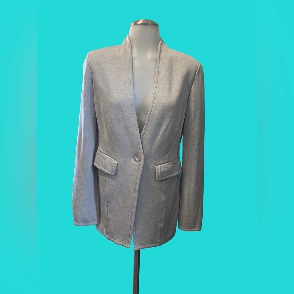 St John knit blazer, light grey beautiful condition. Size 6 made in USA
